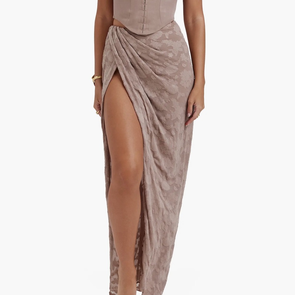 House of CB ‘Vesper’ Maxi Skirt in Mushroom
